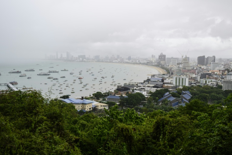 Une vue générale de la baie de Pattaya est visible depuis la colline de Pratumnak à Pattaya, le 3 juillet 2026 ( AFP / ANTHONY WALLACE )