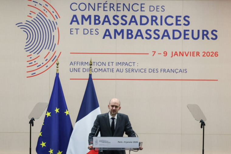 Le chef de la diplomatie française Jean-Noël Barrot s'exprime devant les ambassadeurs français le 9 janvier 2026 à Paris ( POOL / Ludovic MARIN )