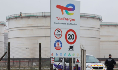 Des policiers français montent la garde devant le dépôt de carburants de Mardyckles