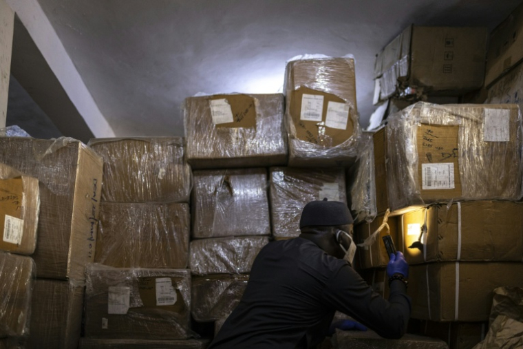 Des cartons contenant des produits pharmaceutiques à base de tapentadol saisies par l'Agence nigériane anti-drogue à Lagos, le 19 février 2026 au Nigeria ( AFP / OLYMPIA DE MAISMONT )