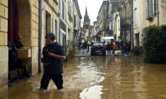 Un habitant marche dans une rue inondée par la Garonne à Cadillac-sur-Garonne, dans le sud-ouest de la France, le 16 février 2026 ( AFP / Gaizka IROZ )