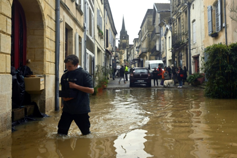 Un habitant marche dans une rue inondée par la Garonne à Cadillac-sur-Garonne, dans le sud-ouest de la France, le 16 février 2026 ( AFP / Gaizka IROZ )