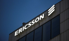 Le logo d'Ericsson est affiché sur le bâtiment du siège social de l'entreprise à Stockholm