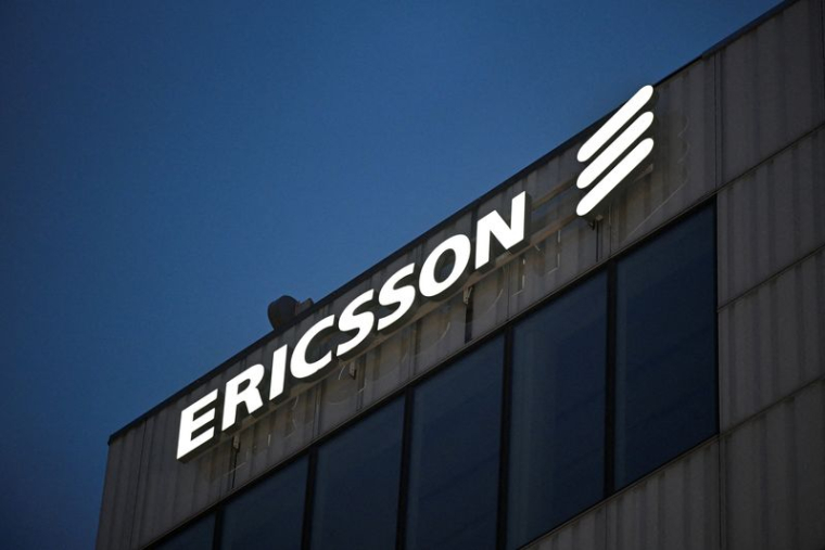 Le logo d'Ericsson est affiché sur le bâtiment du siège social de l'entreprise à Stockholm
