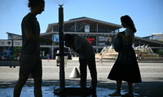 Des personnes se rafraîchissent à une fontaine publique près de la Grande Halle de La Villette alors qu'une vague de chaleur frappe le sud de l'Europe, à Paris, le 29 juin 2025 ( AFP / Julie SEBADELHA )