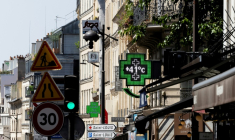 Paris et sa banlieue étouffent comme une grande partie de la France pour cette journée de mardi ( AFP / Sébastien DUPUY )