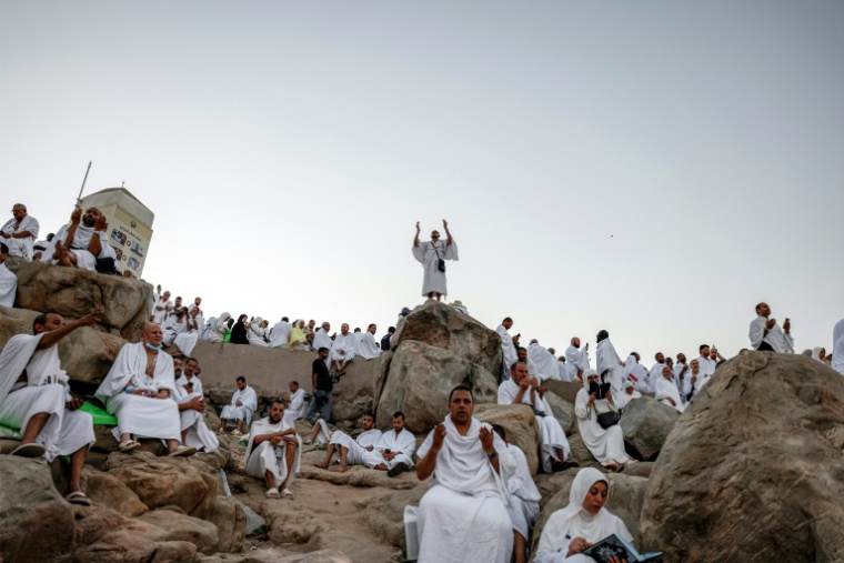 Des pèlerins musulmans prient sur le mont Arafat, étape phare du grand pèlerinage à La Mecque, le 26 mai 2026 en Arabie saoudite ( AFP / Zain JAAFAR )