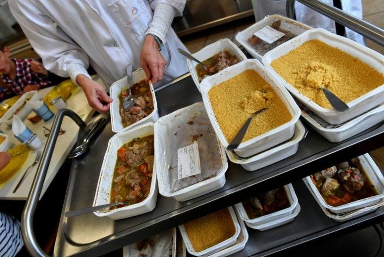 Des aliments dans des contenants en plastique à la cantine d'une école de Bordeaux, le 13 septembre 2017 ( AFP / GEORGES GOBET )