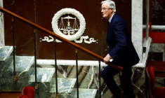 Le Premier ministre français Michel Barnier arrive pour prononcer un discours annonçant l'utilisation par le gouvernement français de l'article 49.3