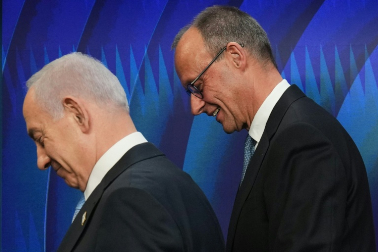 Le Premier ministre israélien Benjamin Netanyahu et le chancelier allemand Friedrich Merz quittent une conférence de presse à Jérusalem le 7 décembre 2025. ( POOL / Ariel Schalit )