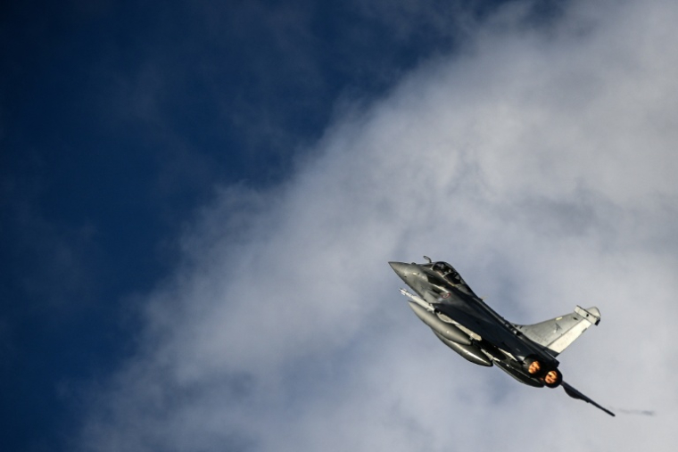 Un Rafale en vol à Mont-de-Marsan dans les Landes, le 26 novembre 2025 ( AFP / Christophe ARCHAMBAULT )