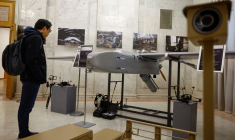 Un journaliste regarde un drone "deep strike" lors d'une exposition d'armes modernes ukrainiennes à Kiev