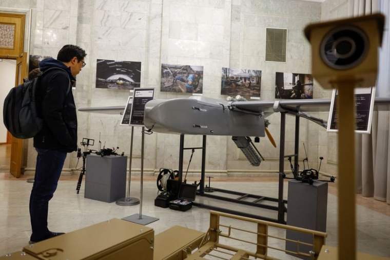 Un journaliste regarde un drone "deep strike" lors d'une exposition d'armes modernes ukrainiennes à Kiev