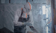 Un médecin administre un sérum à un patient atteint de la maladie à virus Ebola au centre de traitement Ebola (CTE) de Rwampara, le 13 juillet 2026 à Bunia, dans la province de l'Ituri, en RDC ( AFP / BENEDICTION MURHABAZI )