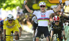 Tadej Pogacar (C) entouré du maillot jaune Mathieu van der Poel (G) et de son grand rival Jonas Vingegaard (D), le 8 juillet 2025 à l'arrivée de la 5e étape du Tour de France à Rouen ( AFP / Loic VENANCE )
