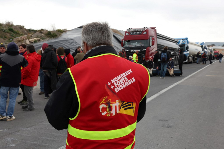Des employés bloquent le dépôt pétrolier de Frontignan le 24 mars.  ( AFP / PASCAL GUYOT )