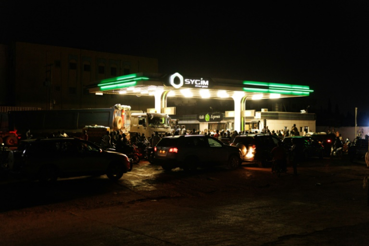 Des véhicules font la queue pour tenter d'obtenir de l'essence à une station dans la capitale malienne Bamako le 6 octobre 2025. Un blocus jihadiste en cours depuis un mois sur le carburant importé des pays voisins provoque des pénuries et commence à perturber fortement ce pays enclavé ( AFP / - )