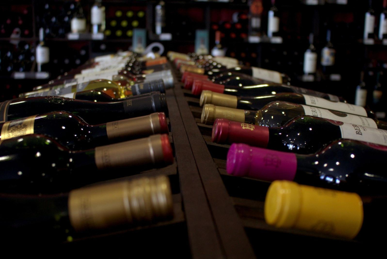 De nombreux stratagèmes seraient utilisés pour mettre en confiance la victime, comme l’intervention de faux experts financiers au téléphone ou la création d’une fausse plate-forme d'investissement avec une cave à vins virtuelle. (gusaap / Pixabay)