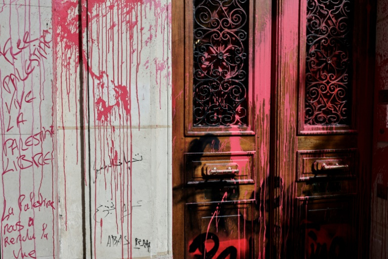 L'entrée des locaux de la compagnie aérienne israélienne El Al à Paris, recouverte de peinture rouge et de tags hostiles, le 7 août 2025 ( AFP / STEPHANE DE SAKUTIN )
