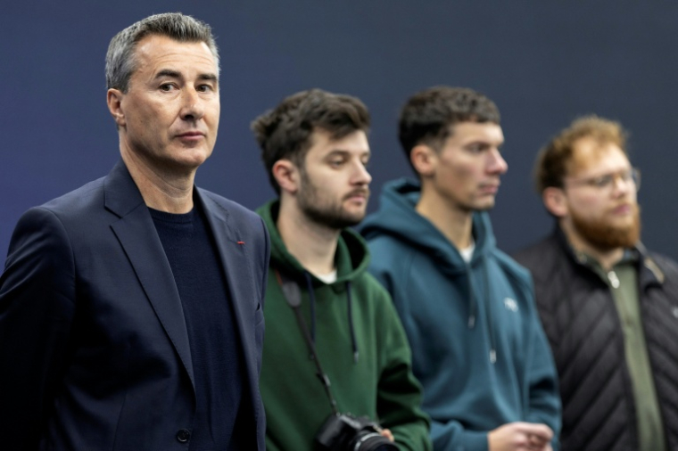 Le président du club de foot de Strasbourg Marc Keller (gauche), lors de la conférence annonçant le départ de l'entraîneur Liam Rosenior vers Chelsea, le 6 janvier 2026, à Strasbourg ( AFP / ROMEO BOETZLE )