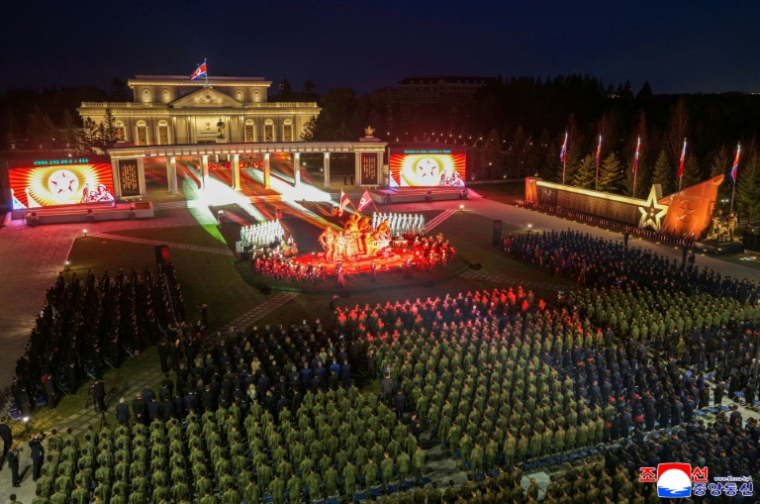 Photo prise le 26 avril 2026 et diffusée par l'agence de presse officielle nord-coréenne KCNA via KNS, le 27 avril 2026, montrant un concert commémoratif en hommage aux soldats tombés au combat, au Musée mémorial des exploits militaires des opérations extérieures à Pyongyang ( KCNA VIA KNS / STR )