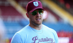 Burnley casse sa série et met définitivement à la retraite une légende du foot US