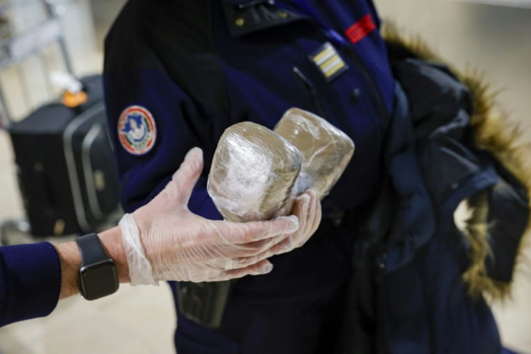 Des douaniers avec un paquet de cocaïne découvert à l'aéroport d'Orly au sud de Paris le 7 novembre 2022 ( AFP / Geoffroy Van der Hasselt )