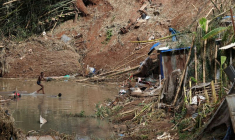 Macron, à Mayotte, décrète un jour de deuil national le 23 décembre