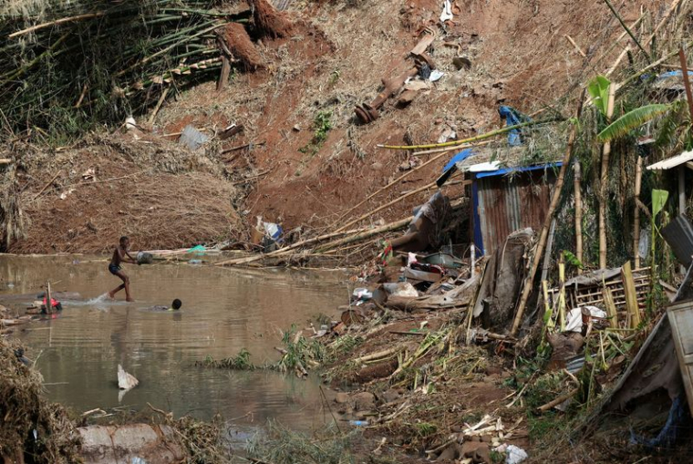 Macron, à Mayotte, décrète un jour de deuil national le 23 décembre