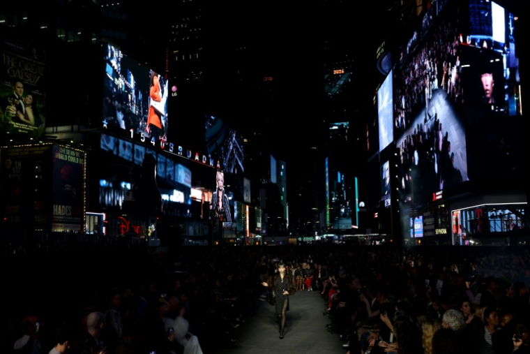 Une mannequin défile lors du défilé croisière organisé par la marque italienne Gucci à Times Square, New York, le 16 mai 2026 ( AFP / ANGELA WEISS )