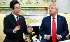 Le président américain Donald Trump avec son homologue sud-coréen Lee Jae Myung dans le Bureau ovale de la Maison-Blanche le 25 août 2025 ( AFP / Mandel NGAN )