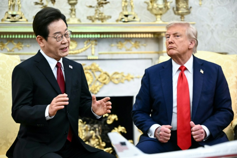 Le président américain Donald Trump avec son homologue sud-coréen Lee Jae Myung dans le Bureau ovale de la Maison-Blanche le 25 août 2025 ( AFP / Mandel NGAN )