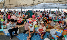 Des Thaïlandais évacués, dans la province de Buriram, le 8 décembre 2025. ( THAI NEWS PIX / Sarot Meksophawannakul )