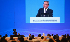 Le Premier ministre chinois Li Qiang apparaît sur un écran lors de son discours durant la cérémonie d'ouverture de la Conférence mondiale sur l'intelligence artificielle à Shanghai, le 26 juillet 2025 ( AFP / Agatha Cantrill )