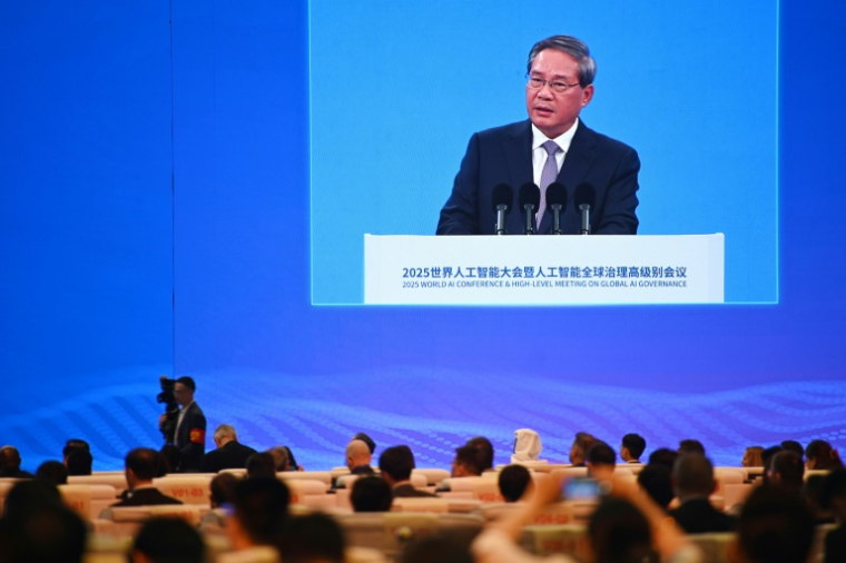 Le Premier ministre chinois Li Qiang apparaît sur un écran lors de son discours durant la cérémonie d'ouverture de la Conférence mondiale sur l'intelligence artificielle à Shanghai, le 26 juillet 2025 ( AFP / Agatha Cantrill )