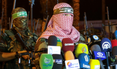 Le porte-parole de la branche armée du mouvement islamiste palestinien Hamas, Abou Obeida, fait un discours à Gaza-ville, le 8 juin 2015 ( AFP / Mohammed ABED )