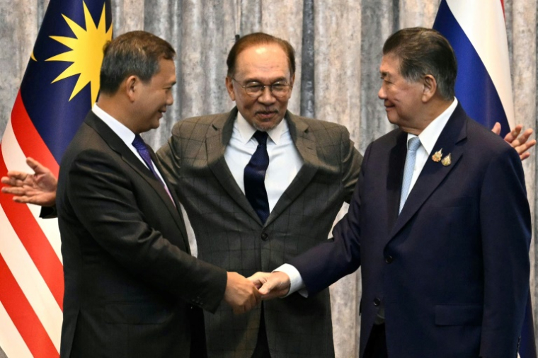Le Premier ministre malaisien Anwar Ibrahim (centre) donne une conférence de presse aux côtés de ses homologues cambodgien Hun Manet (à gauche) et thaïlandais Phumtham Wechayachai (à droite) le 28 juillet 2025 à Putrajaya, en Malaisie ( POOL / MOHD RASFAN )