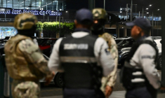 Des militaires et des gardes de sécurité devant l'aéroport international de Guayaquil, en Equateur, le 17 juin 2026 ( AFP / MARCOS PIN )