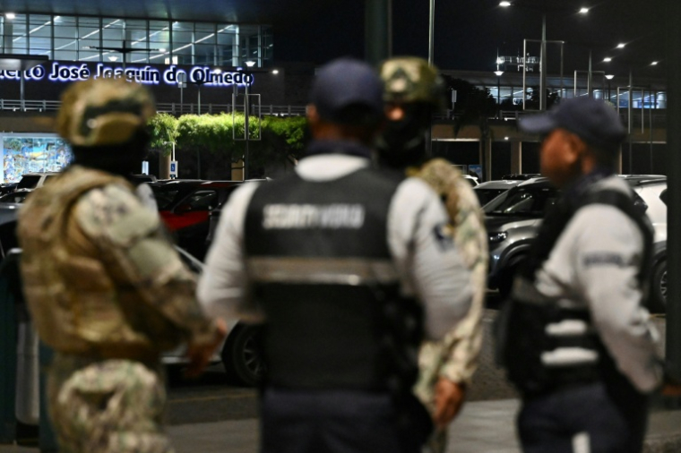 Des militaires et des gardes de sécurité devant l'aéroport international de Guayaquil, en Equateur, le 17 juin 2026 ( AFP / MARCOS PIN )