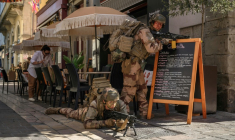 Des soldats du 3e Régiment de parachutistes d'infanterie de marine participent à un exercice militaire intitulé « Cathare 25 », dans la cité historique de Carcassonne le 27 juin 2025 ( AFP / Ed JONES )
