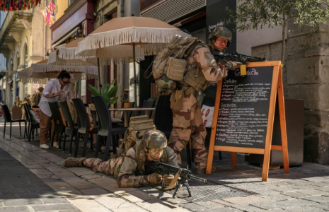 Des soldats du 3e Régiment de parachutistes d'infanterie de marine participent à un exercice militaire intitulé « Cathare 25 », dans la cité historique de Carcassonne le 27 juin 2025 ( AFP / Ed JONES )