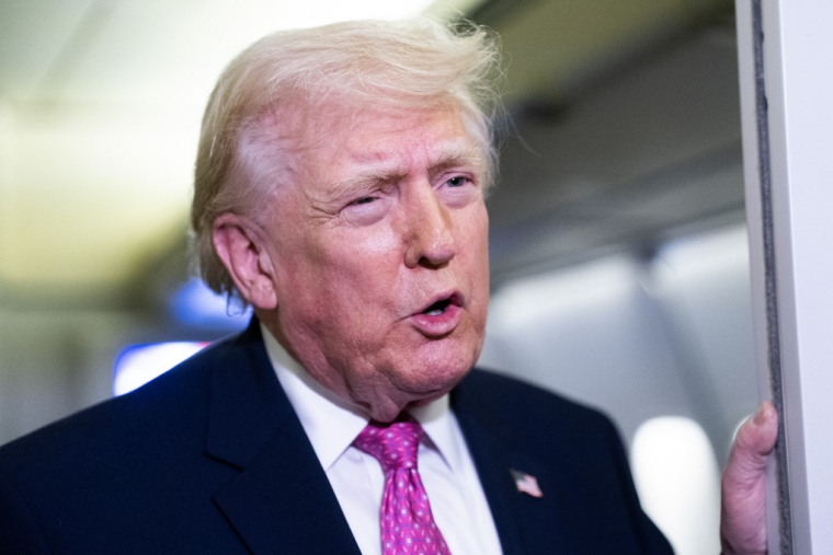 Donald Trump bord d'Air Force One, le 29 mars 2026. ( GETTY IMAGES NORTH AMERICA / NATHAN HOWARD )