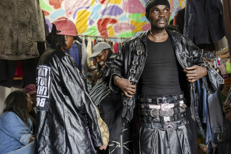 Des mannequins portent les créations du styliste Morgan Azedy, avatnt un défilé de créateurs spécialisés dans le recyclage de tissus et de vêtements mis au rebut, le 9 octobre 2025 à Nairobi, au Kenya ( AFP / Tony KARUMBA )