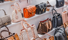 40% des Français déclarent avoir déjà acheté un produit contrefaisant, en particulier dans la maroquinerie, les vêtements ou les parfums. (crédit: Adobe Stock)