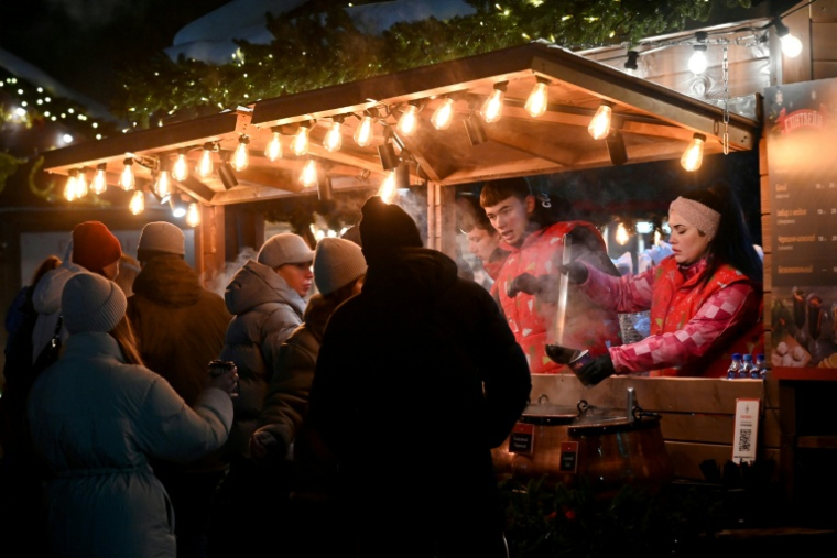 Un stand de vin chaud à Kiev le 21 décembre 2025 ( AFP / Sergei SUPINSKY )