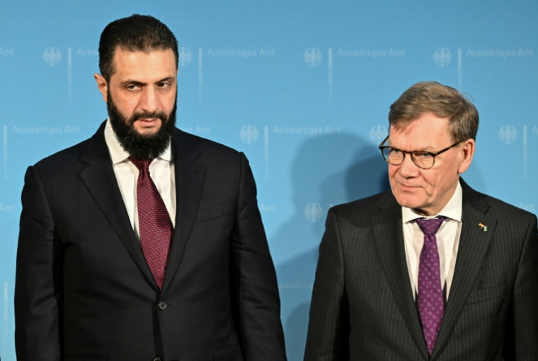 Le président syrien Ahmed al-Chareh, à gauche, et le ministre allemand des Affaires étrangères Johann Wadephul, le 30 mars 2026, à Berlin en Allemagne ( AFP / RALF HIRSCHBERGER )
