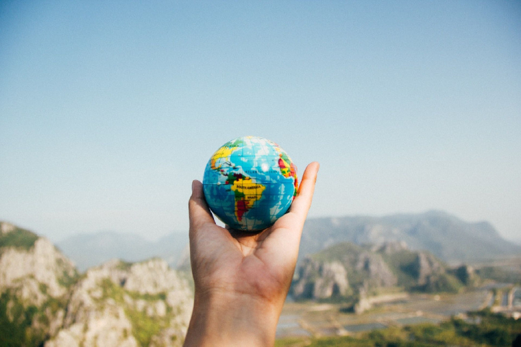 "Une nouvelle mondialisation suppose évidemment le retour des Etats, mais aussi une redéfinition des finalités et des instruments du jeu économique et politique international." (Crédits photo : Pexels - Porapak Apichodilok)
