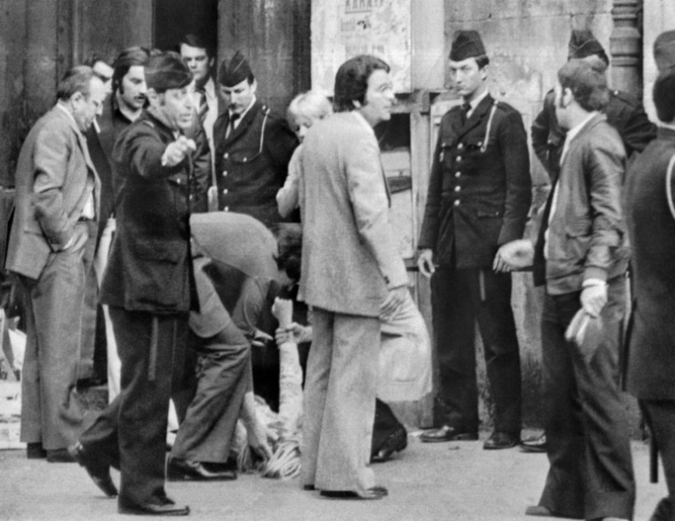 Des policiers évacuent les travailleuses du sexe qui occupaient l'église Saint-Nizier pour protester contre l'attitude répressive de la police à leur égard, le 10 juin 1975 à Lyon ( AFP / - )