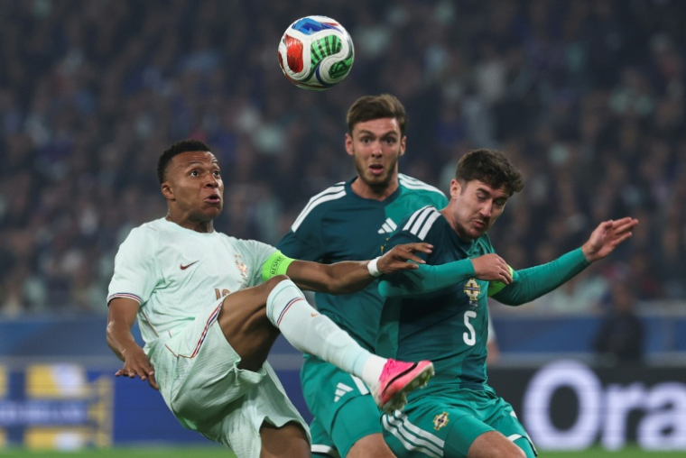 Kylian Mbappe est enfermé dans la défense nord-irlandaise lors de la victoire de l'équipe de France, le 8 juin 2026 à Villeneuve-d'Ascq ( AFP / FRANCK FIFE )