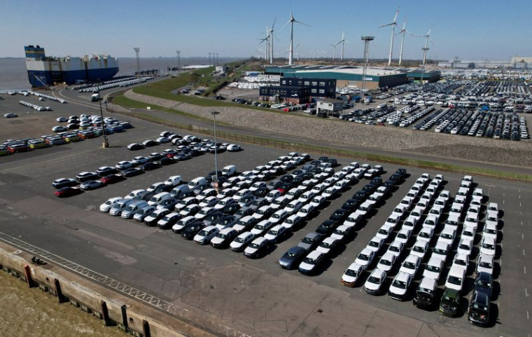 Des voitures du groupe Volkswagen attendent d'être exportées vers les États-Unis depuis le port maritime d'Emden